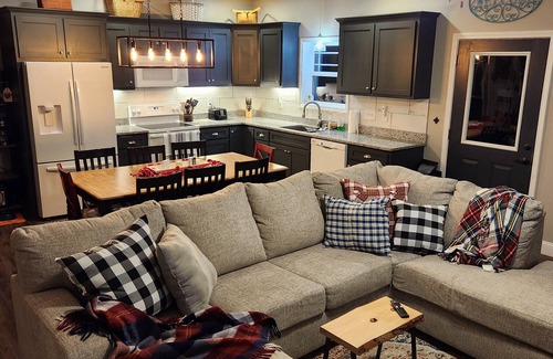 Toccoa House | Bunk/Game Room, Near Lake, Pet Friendly, Firepit, FUN!