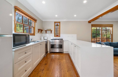 Katoomba House | Bunyip Cottage nEscape to Bunyip Cottage - Your Cozy Blue Mountains Getaway