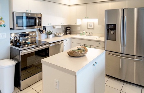 Burnt Store Marina Condo | Burnt Store Marina- Harbor Towers, 2BR, Gulf View, Pool & Marina, Screen Lanai