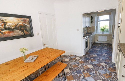 Llanrhidian Higher Cottage | BURRY HOUSE, pet friendly, with hot tub in Llanmorlais