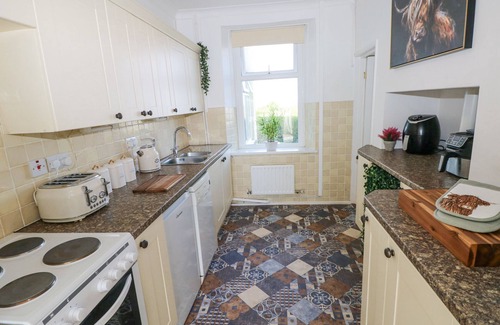 Llanrhidian Higher Cottage | BURRY HOUSE, pet friendly, with hot tub in Llanmorlais
