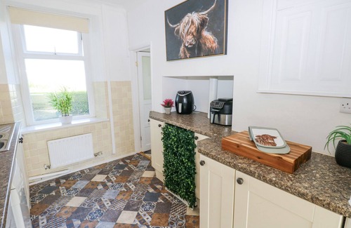 Llanrhidian Higher Cottage | BURRY HOUSE, pet friendly, with hot tub in Llanmorlais