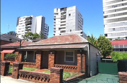 Burwood House | Burwood Quiet Central Stay