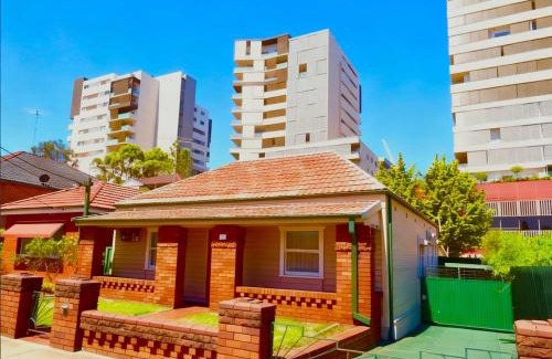 Burwood House | Burwood Quiet Central Stay