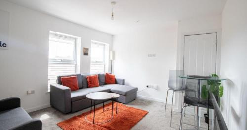 Northampton Apartment | Business & Family-Friendly 2BR Racecourse Park 5min to Town & Hospital Parking WiFi