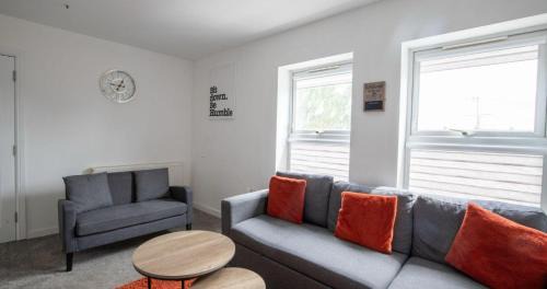 Northampton Apartment | Business & Family-Friendly 2BR Racecourse Park 5min to Town & Hospital Parking WiFi
