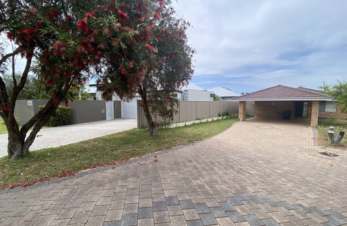 Geographe House | Busselton Bayside - minutes from the beach. Bring your doggie