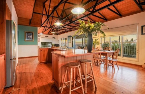 Seventeen Seventy House | Bustard Bay Lodge: Stunning Views of 1770