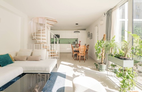 19th Arrondissement House | Buttes Chaumont Maisonnette, by Veeve