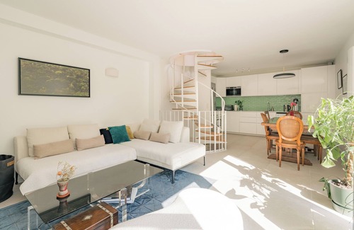19th Arrondissement House | Buttes Chaumont Maisonnette, by Veeve