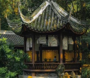Chengdu City Centre Hotel | BuYuan Hotel - Near Wuhou Shrine, Chunxi Road,T aikooli, Tianfu Square, People's Park, Chengdu Museum, Very close to the Sichuan University , Exit C of Huaxiba on Metro Line 1,Provides Welcome refreshments ,Minibar,Laundry & Luggage delivery service