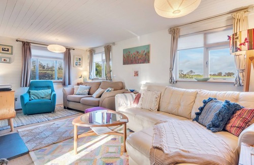 Llanfair Caereinion Cabin | BWTHYN CERRIDWEN, pet friendly, with hot tub in Llanfair Caereinion