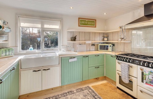 Llanfair Caereinion Cabin | BWTHYN CERRIDWEN, pet friendly, with hot tub in Llanfair Caereinion