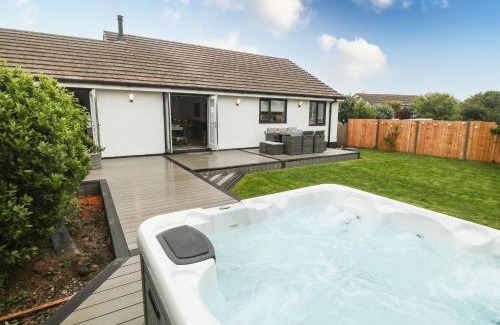 Cemaes Bay House | Bwthyn Eirlys Snowdrop Cottage