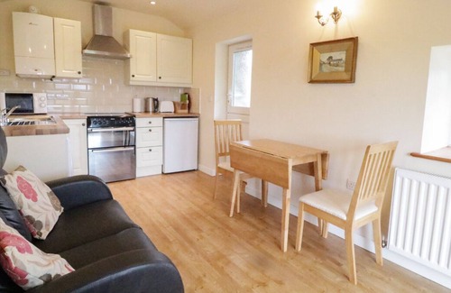 Pentre Berw Cottage | BWTHYN TY MAWR, pet friendly, with a garden in Llanddaniel Fab