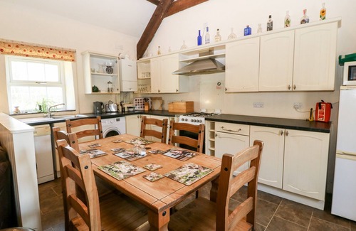 Rhyd-y-clafdy Cottage | BWTHYN Y DDERWEN (OAK COTTAGE), pet friendly in Pwllheli