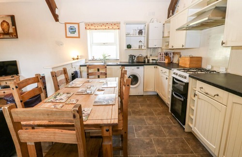 Rhyd-y-clafdy Cottage | BWTHYN Y DDERWEN (OAK COTTAGE), pet friendly in Pwllheli