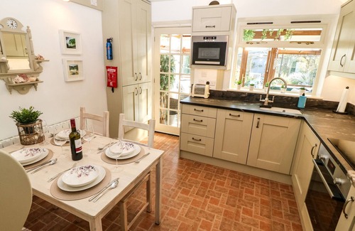 Rhyd-y-clafdy Cottage | BWTHYN Y FELIN, family friendly, with open fire in Pwllheli