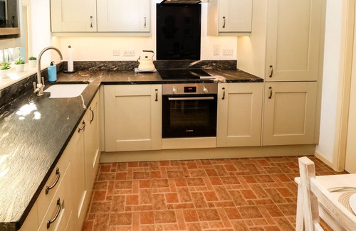 Rhyd-y-clafdy Cottage | BWTHYN Y FELIN, family friendly, with open fire in Pwllheli