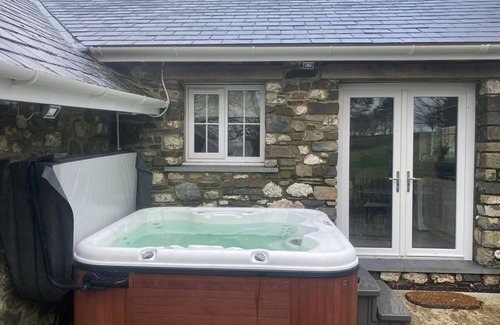 Talgarreg Cottage | Bwythn Derrick, 2 bedroomed cosy cottage in the beautiful West Wales countryside