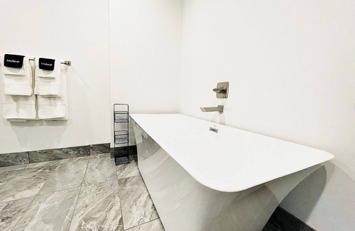 Sandusky Hotel | By Cedar Point SportsForce ADA Compliant Sleeps 5