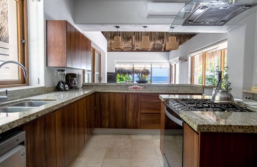 La Cruz de Huanacaxtle House | By the beach with private pool & jacuzzi