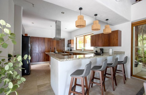 La Cruz de Huanacaxtle House | By the beach with private pool & jacuzzi