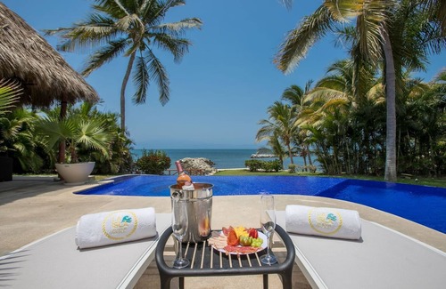 La Cruz de Huanacaxtle House | By the beach with private pool & jacuzzi