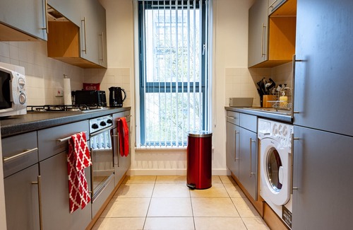 Paisley Apartment | ByEvo 5 Brabloch - Modern Apartment close to Paisley and GLA