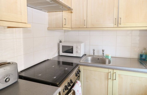 Pulborough House | BYRE COTTAGE 2, family friendly, with pool in Storrington