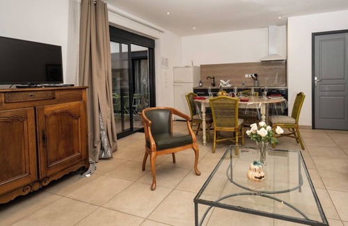 Beziers City Centre Apartment | Côté Cour-T3 (80m2) duplex -Terrace-Optional garage- Meublé de tourisme* (furnished holiday home)