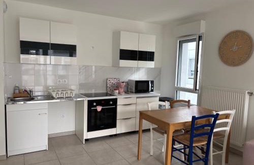 Parilly Apartment | Côté Parc - appt entier neuf et cosy, parking & au pied du métro à Lyon