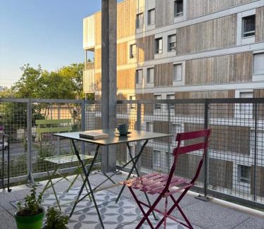 Parilly Apartment | Côté Parc - appt entier neuf et cosy, parking & au pied du métro à Lyon