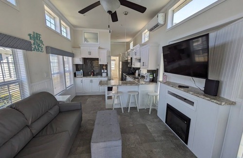 Lake Norman of Catawba Cabin | C16-Lakefront Tiny Home on Lake Norman