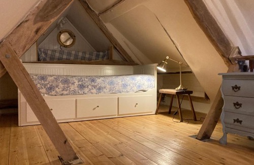 Hatherleigh House | C17 Thatched Cottage in Historic Devon Market Town