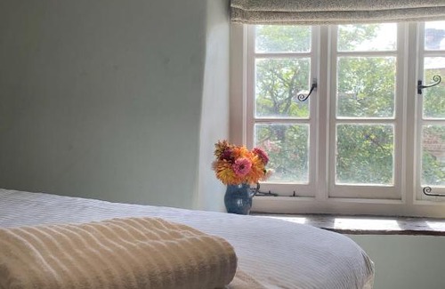 Hatherleigh House | C17 Thatched Cottage in Historic Devon Market Town