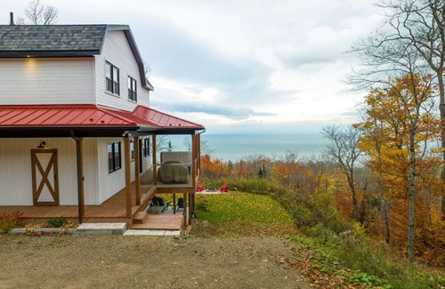 Petite-Riviere-Saint-Francois Apartment | P`tite ferme Quebec | Scenic View |Hamman| Hot Tub