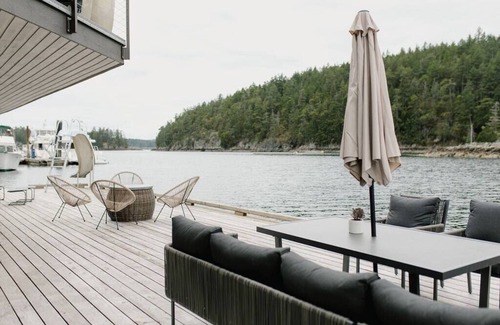 Halfmoon Bay House | The Float House Lodge at Secret Cove