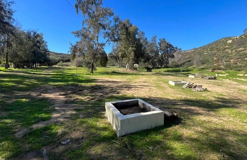 La Joya Cabin | Cabaña Blanca, Dentro de Rancho Life, Cercas de la Ciudad, en un Espacio Natural