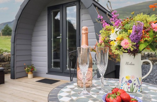 Dinas Mawddwy Cottage | CABAN TIRION, romantic, with hot tub in Dolgellau