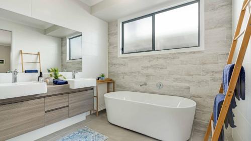 Bogangar House | Cabarita Reef House - Pool, Lake, Beach & AC!