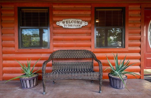 Waco Ski Chalet | Cabin 1 Rental 15 minutes from Magnolia and Baylor