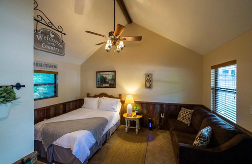 Waco Ski Chalet | Cabin 1 Rental 15 minutes from Magnolia and Baylor