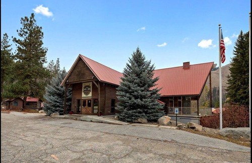 Lowman Cabin | Cabin 2 at Southfork Lodge- sleeps up to 6