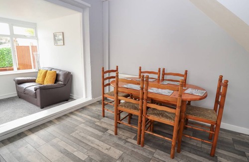 Prestatyn Cottage | Cabin ∙ 2 bedrooms ∙ 5 guests