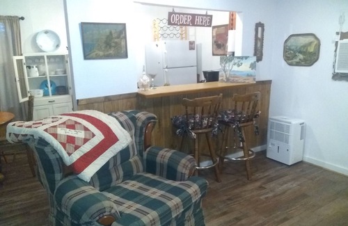 Canton House | Cabin 2 Miles From Trade Days GRANNY'S CABIN THEMED WITH ANTIQUES