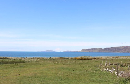 Llanengan Cottage | Cabin ∙ 3 bedrooms ∙ 7 guests