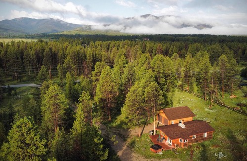 Tabernash Cabin | Cabin 3Mi from Fraser/10mins to WP skiing, W/D, Garage, Hot Tub