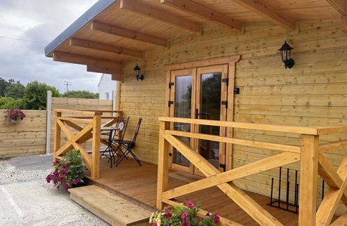 Clifden Cottage | Cabin 438 - Clifden - sleeps 2 guests in 1 bedroom