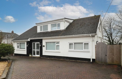 Saundersfoot Cottage | Cabin ∙ 6 bedrooms ∙ 14 guests